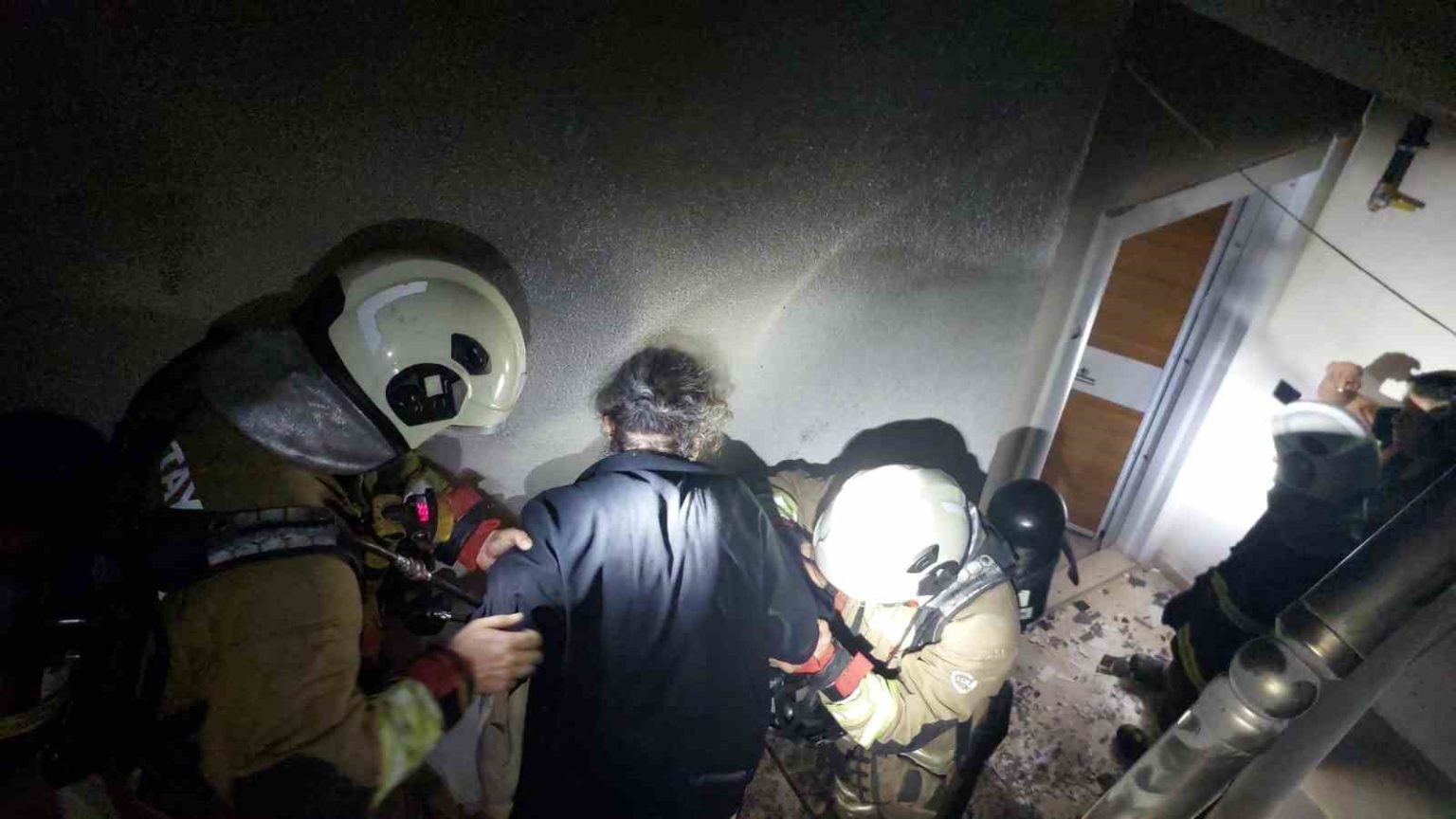 alevlerin-yukseldigi-binada-dumandan-etkilenen-vatandaslari-itfaiye-kurtardi