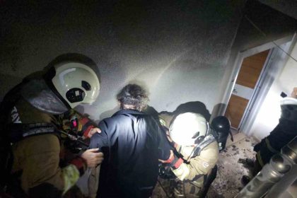 alevlerin-yukseldigi-binada-dumandan-etkilenen-vatandaslari-itfaiye-kurtardi