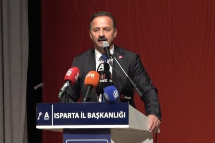 anahtar-parti-genel-baskani-agiralioglu-kursude-konusurken-depreme-yakalandi