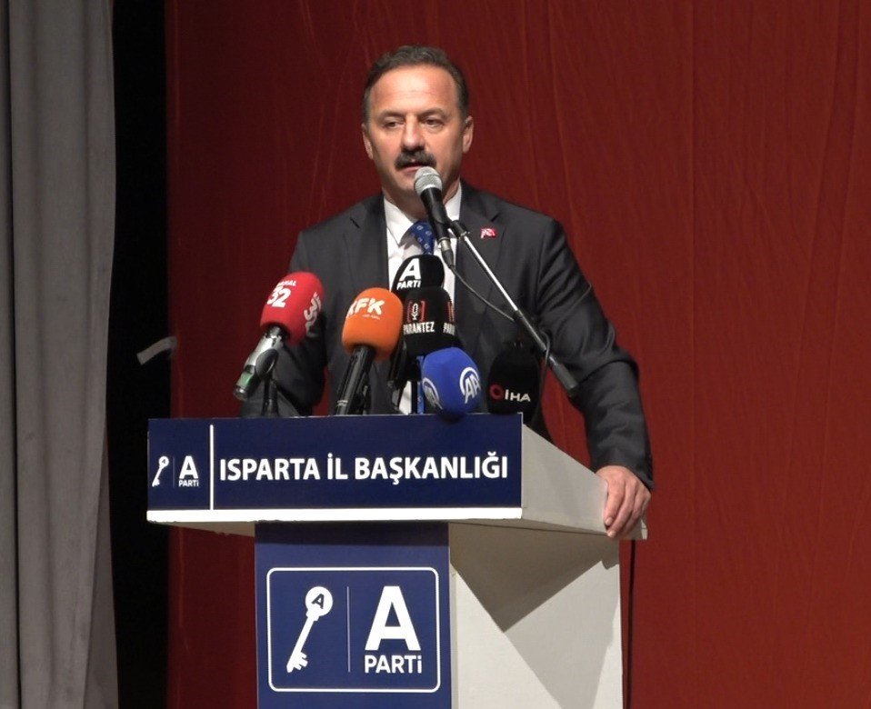 anahtar-parti-genel-baskani-agiralioglu-kursude-konusurken-depreme-yakalandi