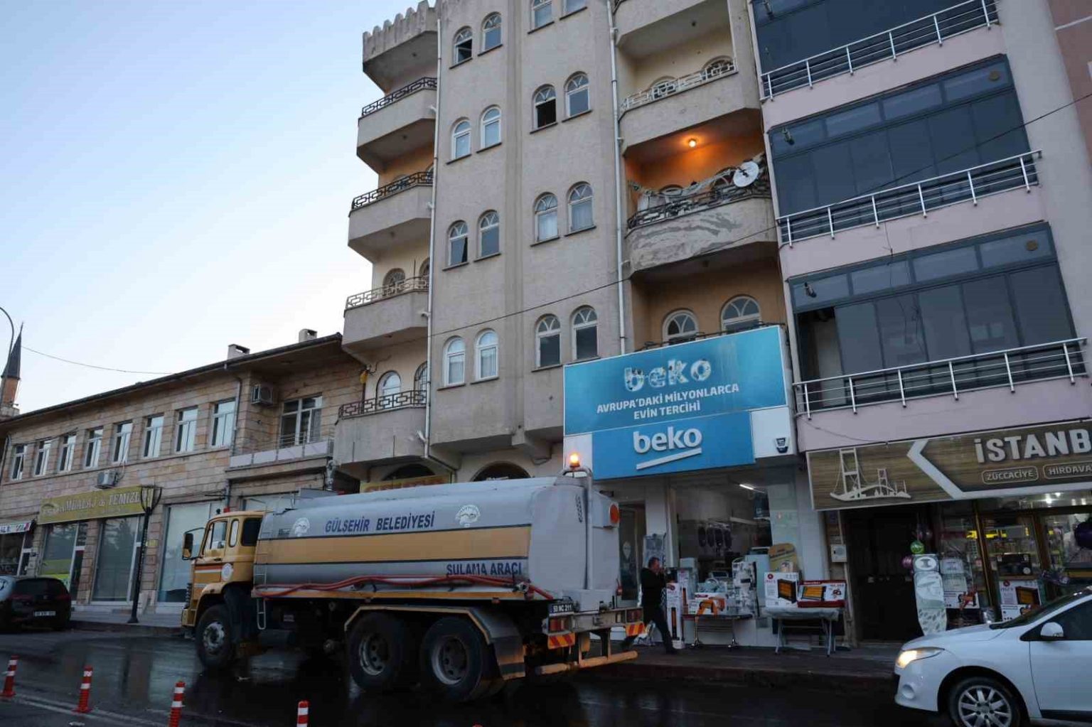 annesinin-cesediyle-1-ay-yasadi