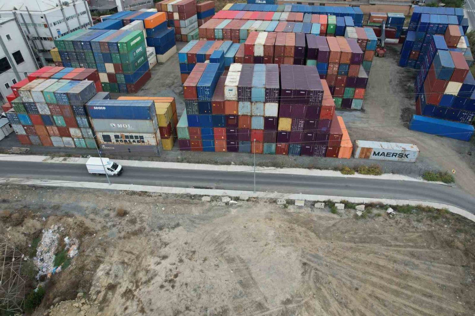 avcilarda-korkutan-konteyner-kuleleri