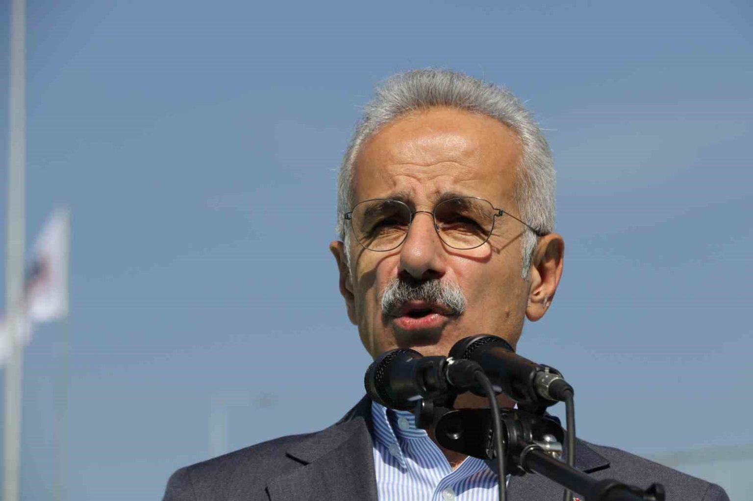 bakan-uraloglu-antalyanin-kalbine-giden-yollari-acarken-sevgi-hizmet-ve-kararlilikla-bu-guzel-sehri-gelecege-tasiyacagiz