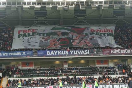 basaksehir-taraftarindan-filistine-destek