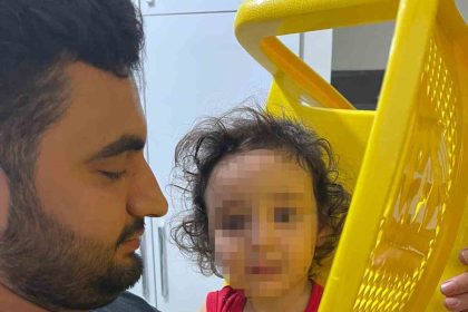 batmanda-kafasi-plastik-sandalyeye-sikisan-cocugu-itfaiye-ekipleri-kurtardi