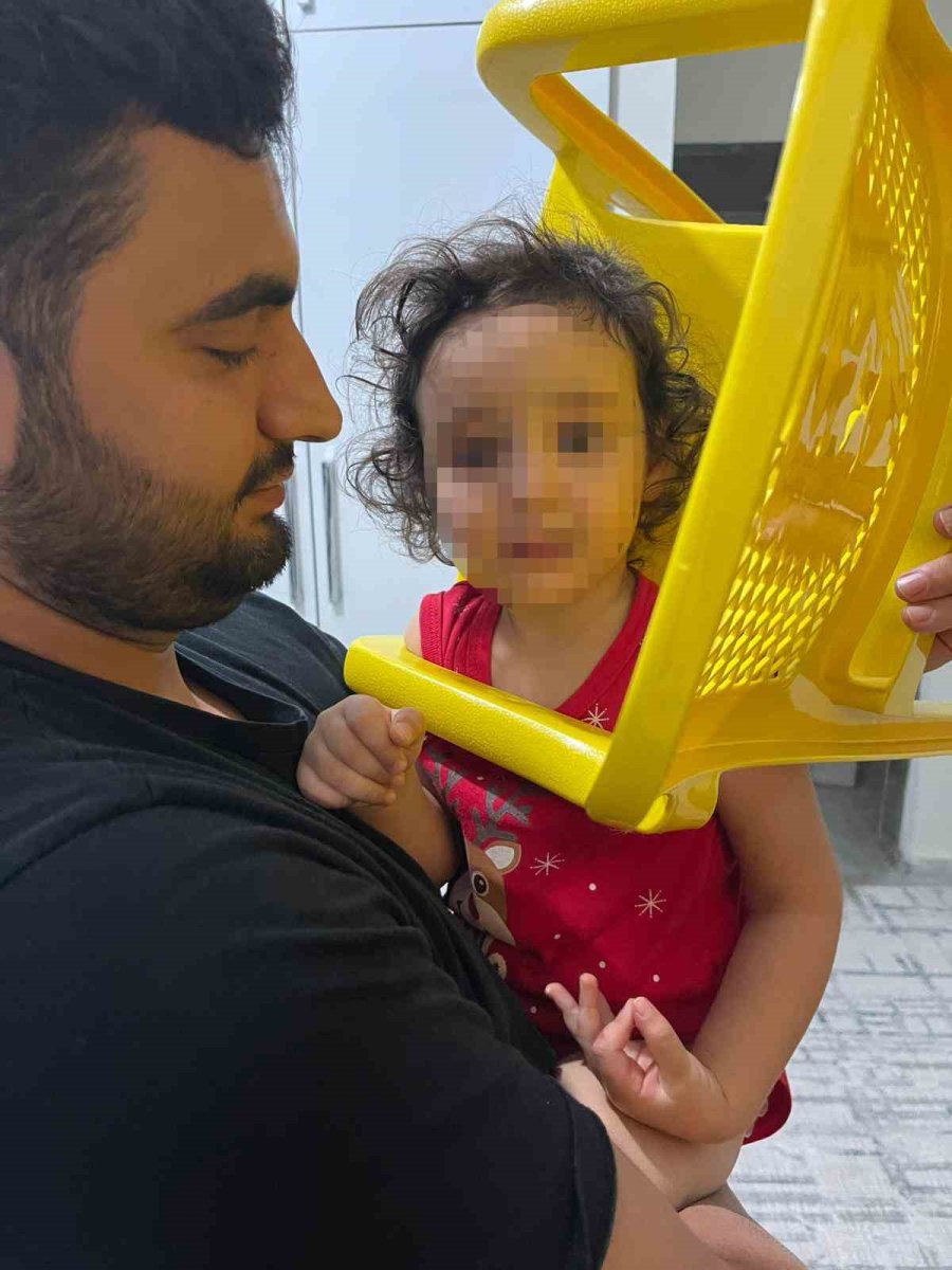 batmanda-kafasi-plastik-sandalyeye-sikisan-cocugu-itfaiye-ekipleri-kurtardi