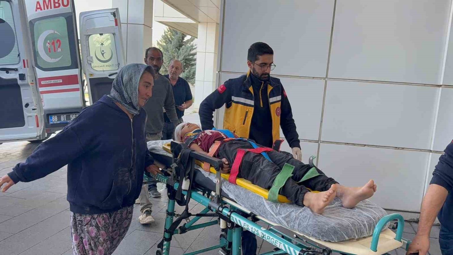 belediyenin-su-ariza-minibusu-elektrikli-bisikletle-carpisti-2-cocuk-yarali