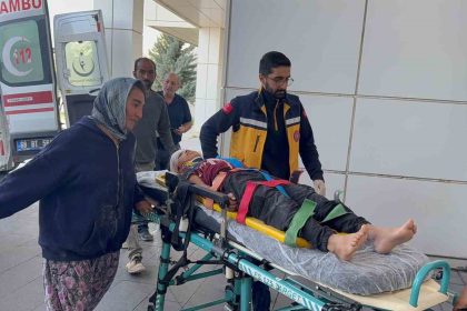 belediyenin-su-ariza-minibusu-elektrikli-bisikletle-carpisti-2-cocuk-yarali