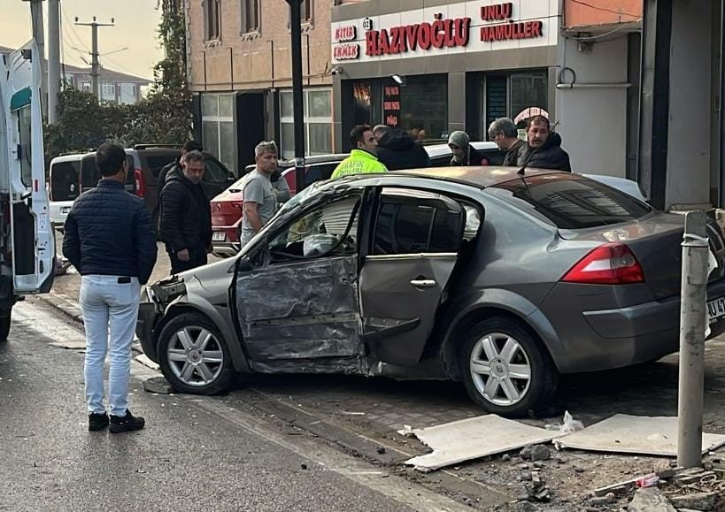 beton-direge-carpan-otomobil-surucusu-yaralandi