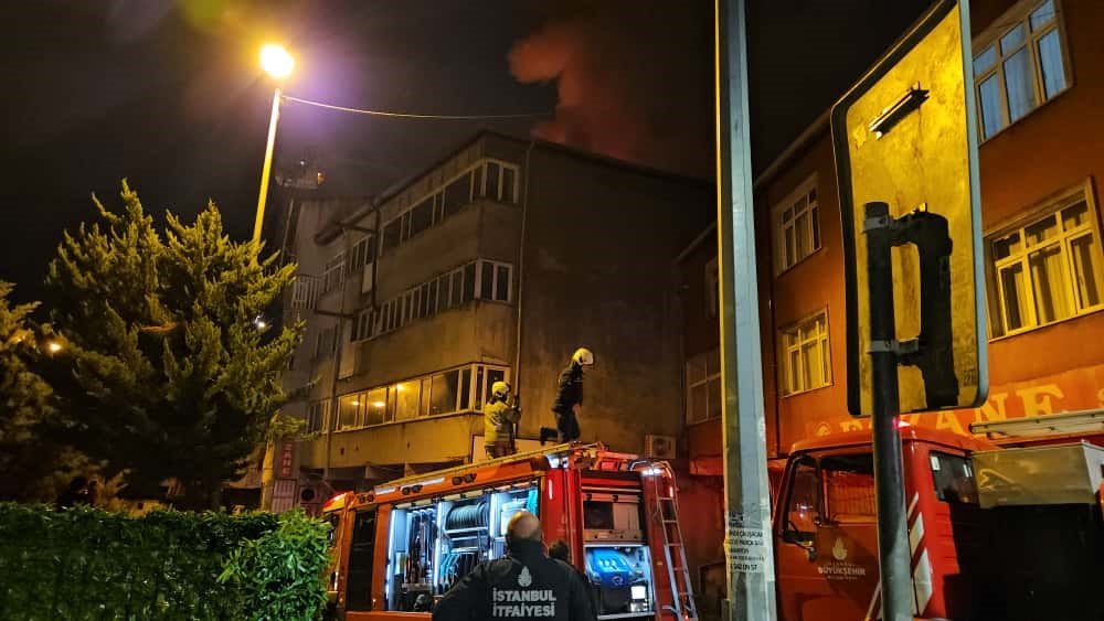 beyoglunda-4-katli-binanin-catisi-alev-alev-yandi-vatandaslar-tahliye-edildi