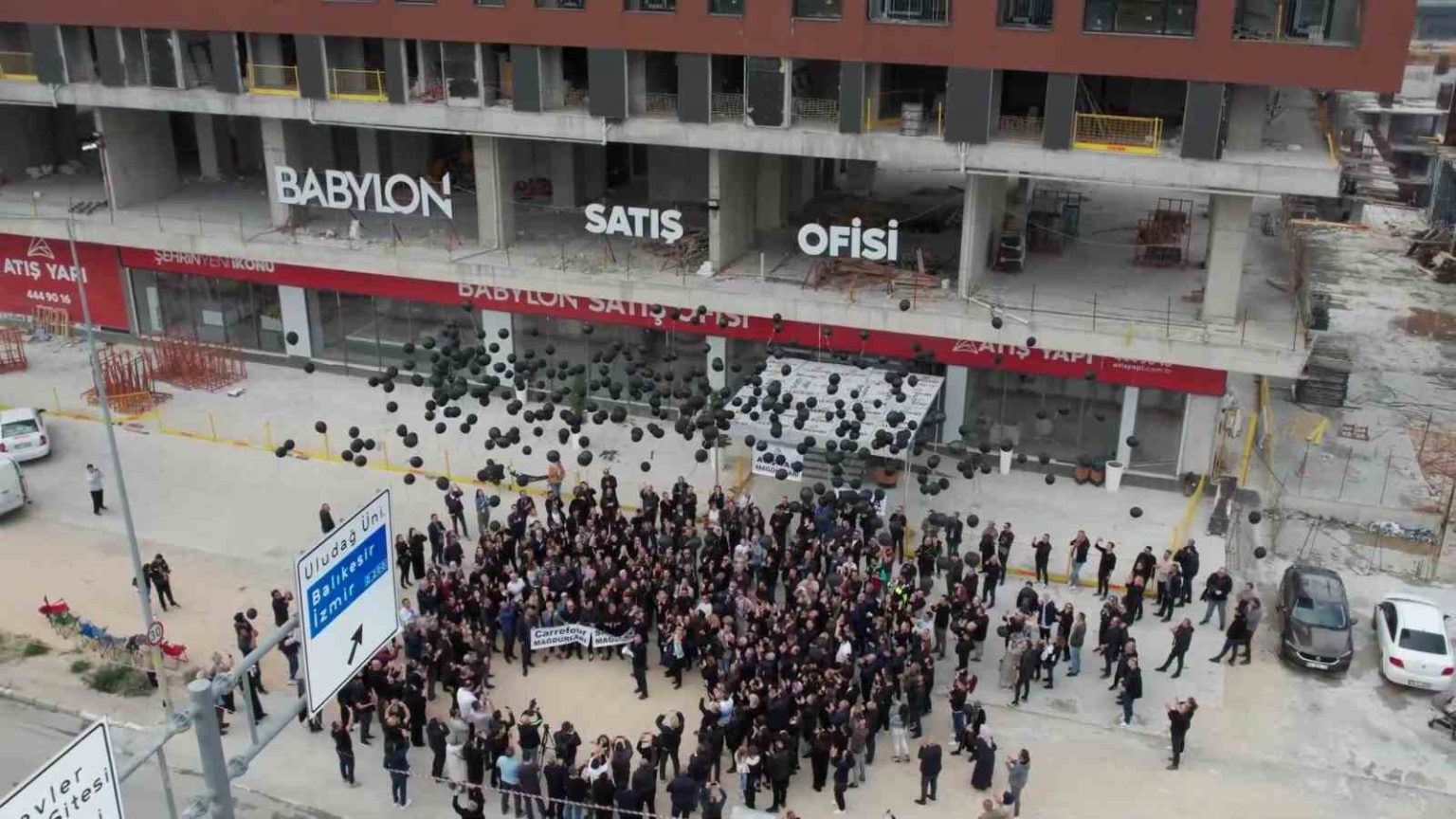 binlerce-magdur-gokyuzune-siyah-balon-birakti