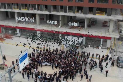 binlerce-magdur-gokyuzune-siyah-balon-birakti