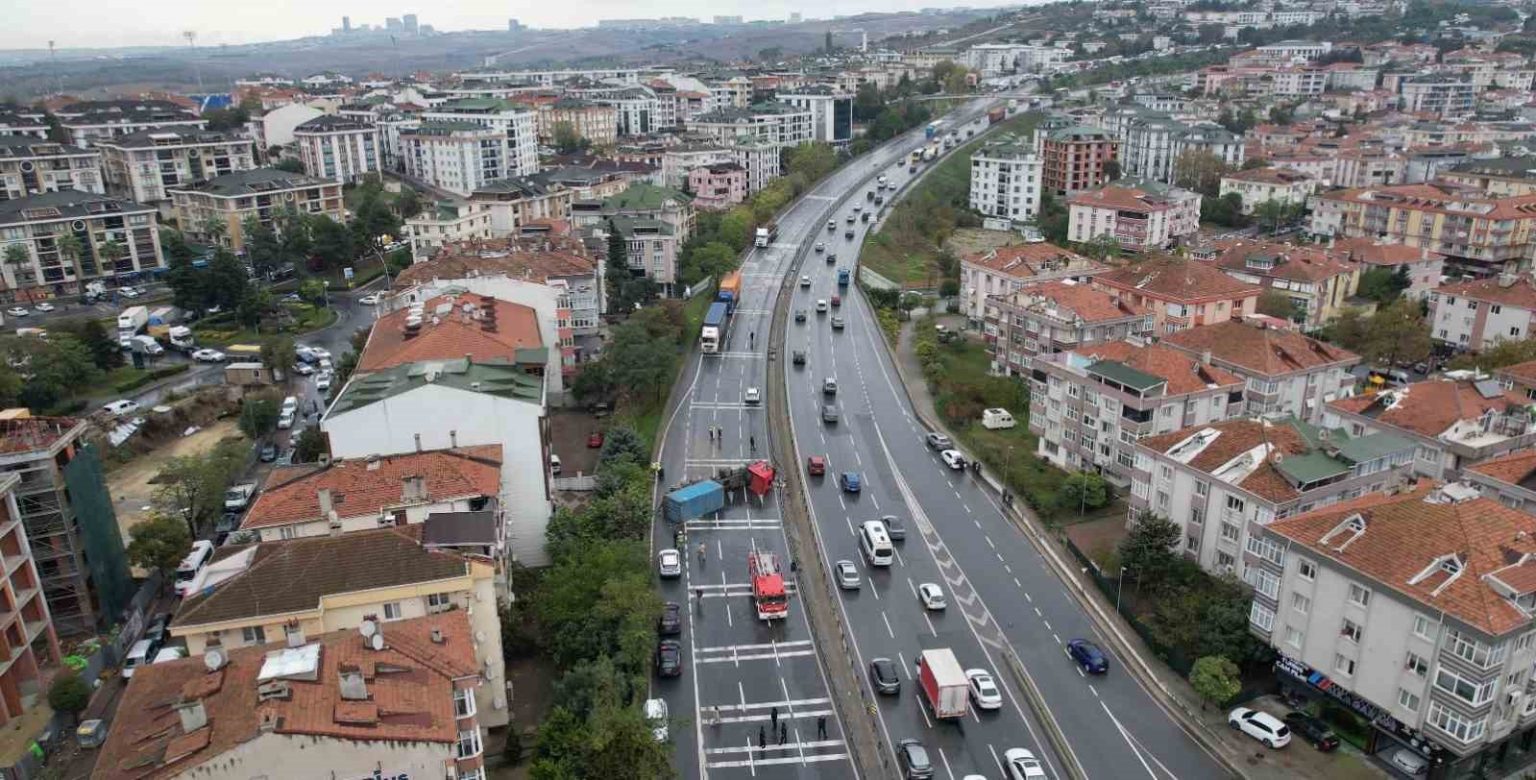 buyukcekmece-e-5te-devrilen-tir-nedeniyle-yol-kapandi