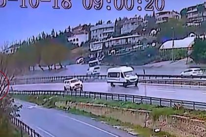 buyukcekmecede-yagmur-nedeniyle-kayan-otobus-yoldan-cikti