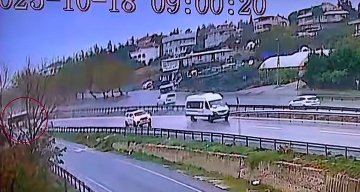 buyukcekmecede-yagmur-nedeniyle-kayan-otobus-yoldan-cikti