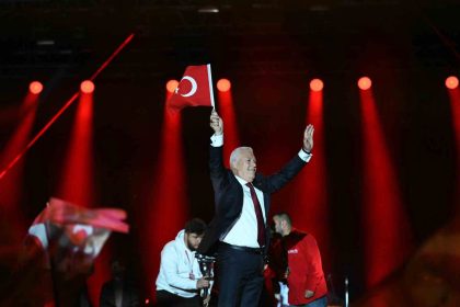 cumhuriyet-coskusu-bursayi-sariyor