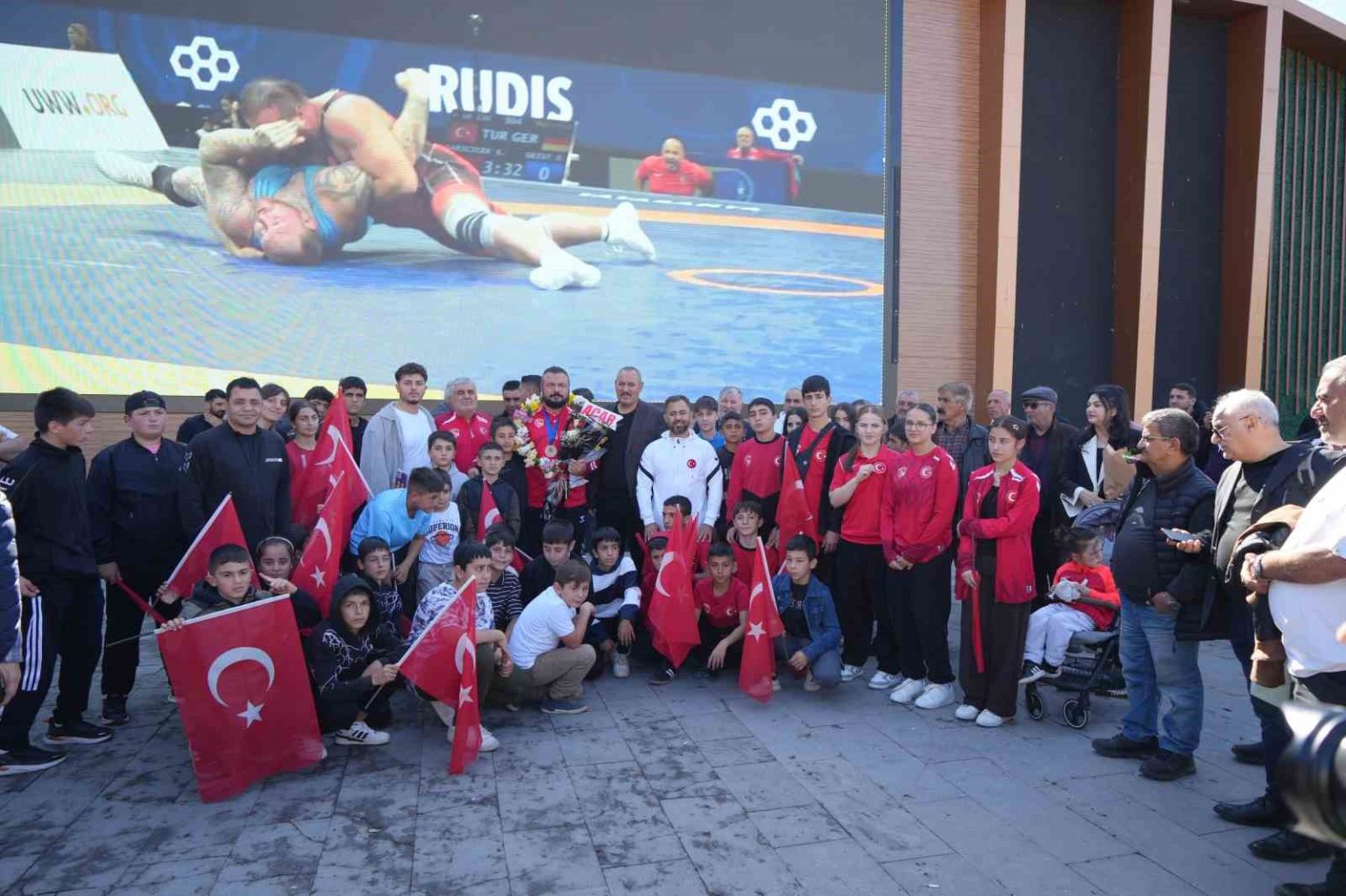 dunya-3ncusu-olan-milli-guresciye-erzincanda-coskulu-karsilama