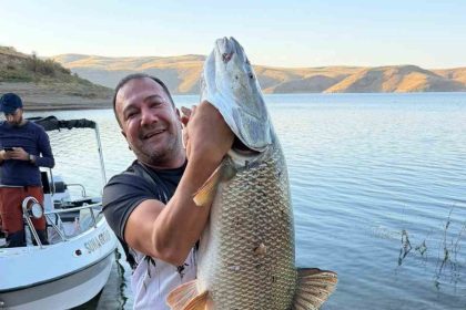 elazigda-balikci-70-kiloluk-turna-yakaladi