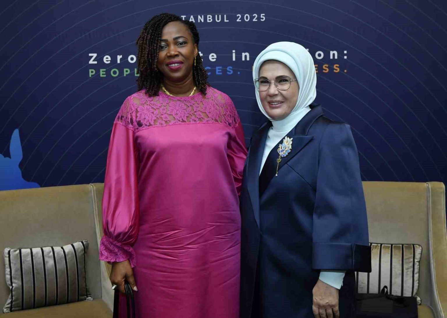 emine-erdogan-sierra-leone-cumhurbaskaninin-esi-fatima-maada-bio-ile-gorustu