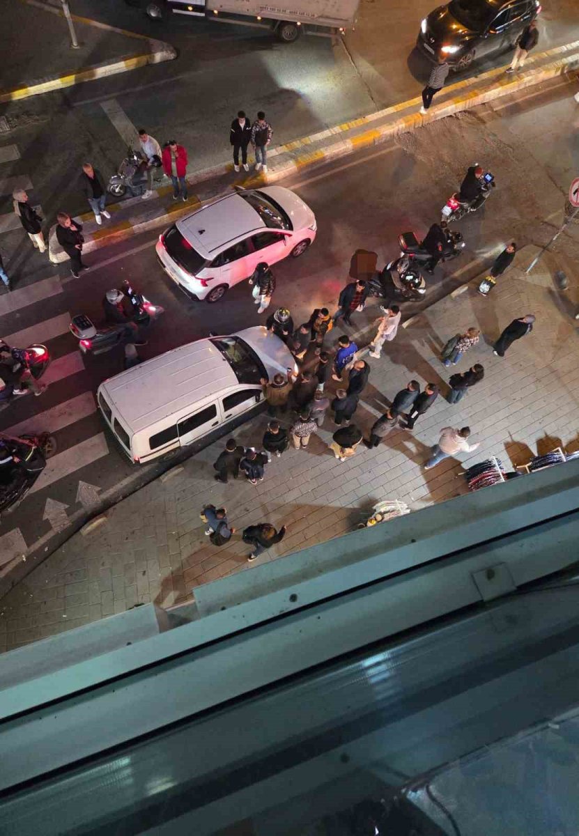 esenyurtta-yol-verme-tartismasi-kadin-motorcuyu-kaputunda-surukledi