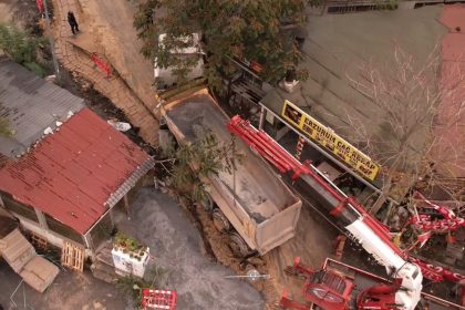 eyupsultanda-kazi-alanina-saplanan-kamyon-vinc-yardimiyla-kurtarildi