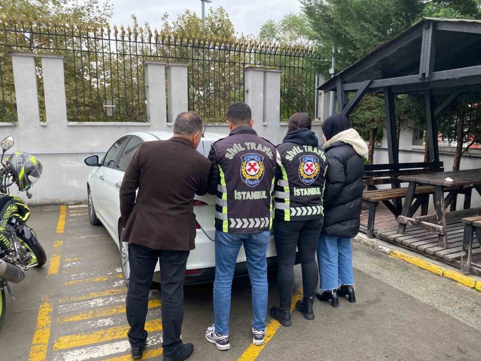 iki-surucunun-yol-verme-kavgasi-karakolda-bitti