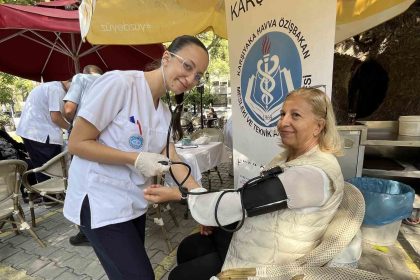 izmirli-lise-ogrencilerinden-yaslilara-saglik-eli