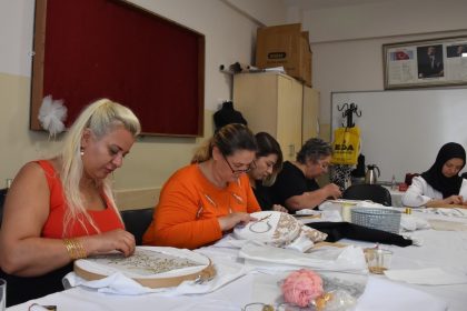 kadinlar-el-sanati-kurslarinda-yeteneklerini-kesfediyor