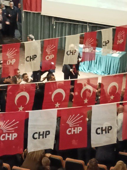 kahramanmarasta-chp-kongresinde-kavga