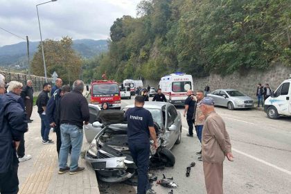 kastamonuda-iki-otomobil-carpisti-4-yarali