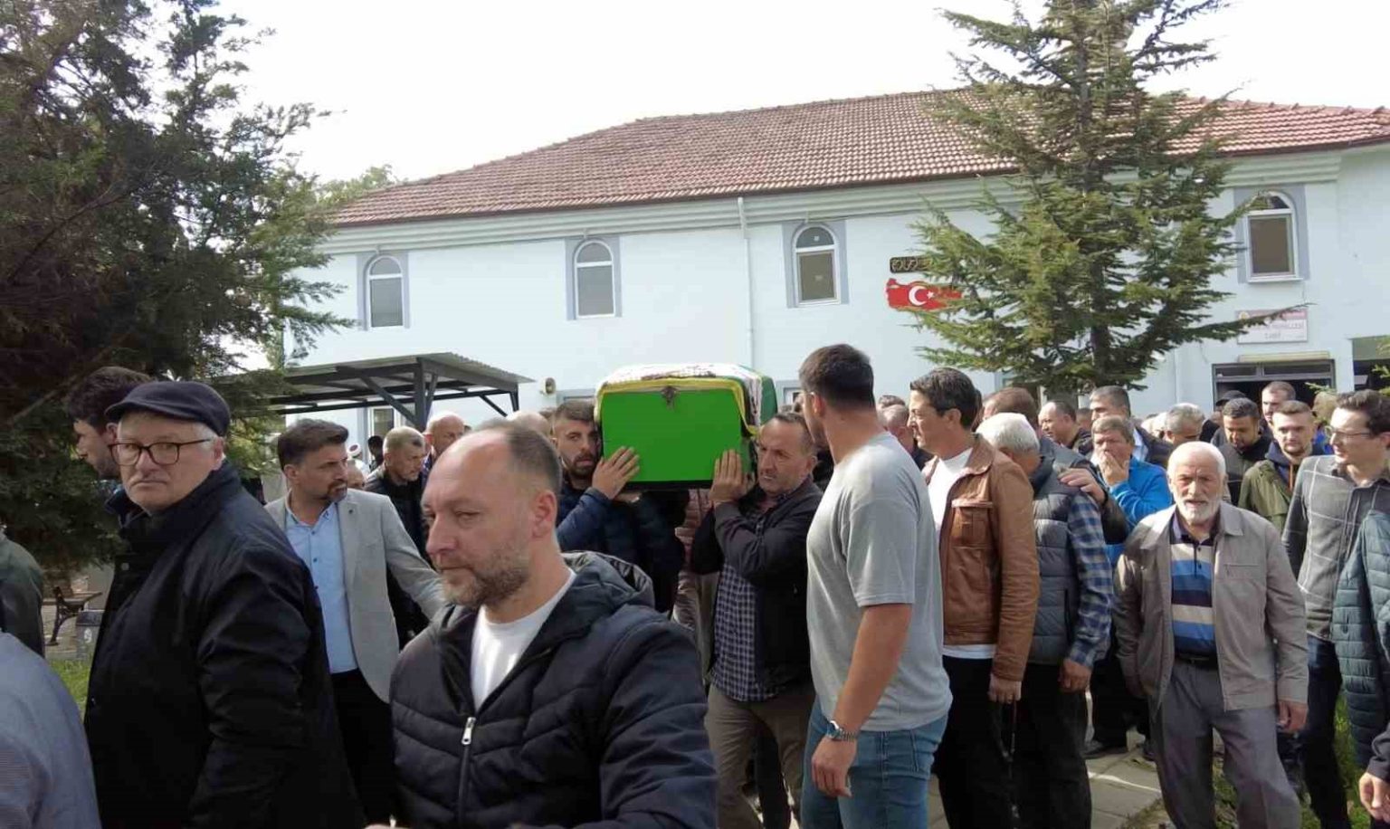 kazada-hayatini-kaybeden-genc-kadin-gozyaslari-icinde-topraga-verildi