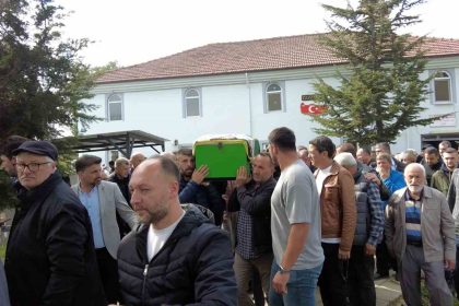 kazada-hayatini-kaybeden-genc-kadin-gozyaslari-icinde-topraga-verildi