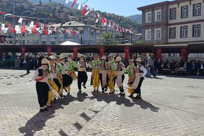 kirgizistan-ve-kazakistanli-sanatcilar-saimbeylinin-kurtulus-coskusuna-ortak-oldu
