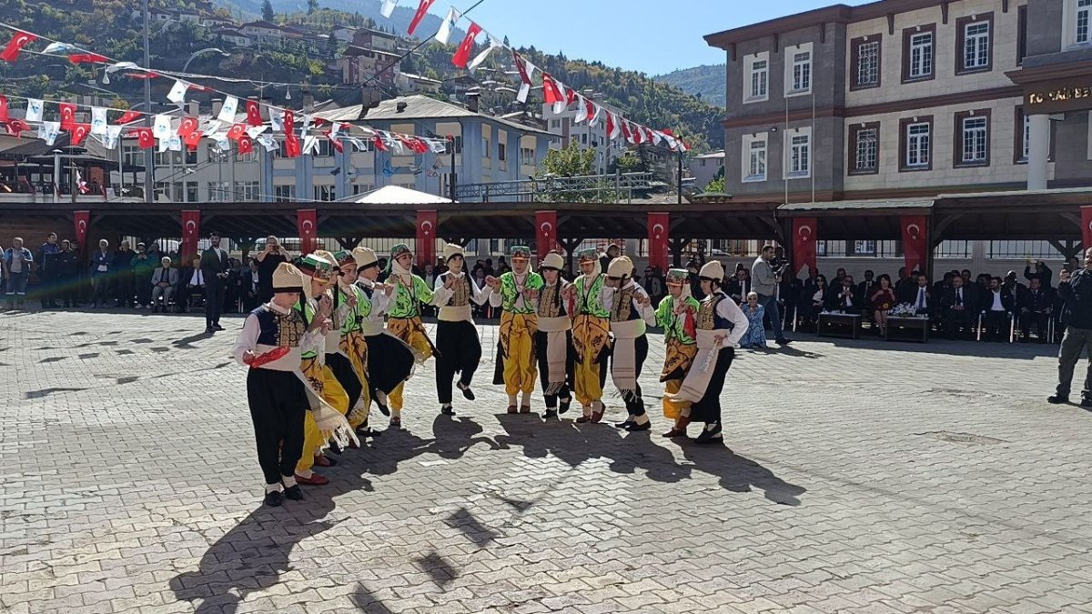 kirgizistan-ve-kazakistanli-sanatcilar-saimbeylinin-kurtulus-coskusuna-ortak-oldu