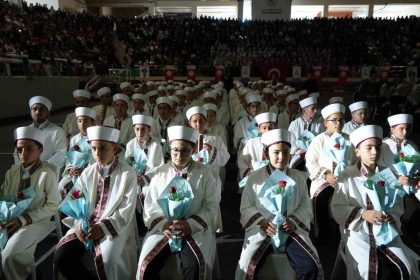 kurani-ezberleyen-75-erkek-88i-kiz-ogrenci-hafizlik-icazetlerini-aldi