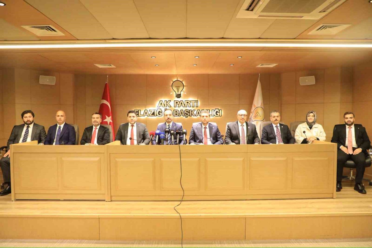 kursad-zorludan-ozgur-ozele-tepki-ataturkun-milliyetciligi-turkiyeyi-sikayet-etmek-degil-yuceltmektir