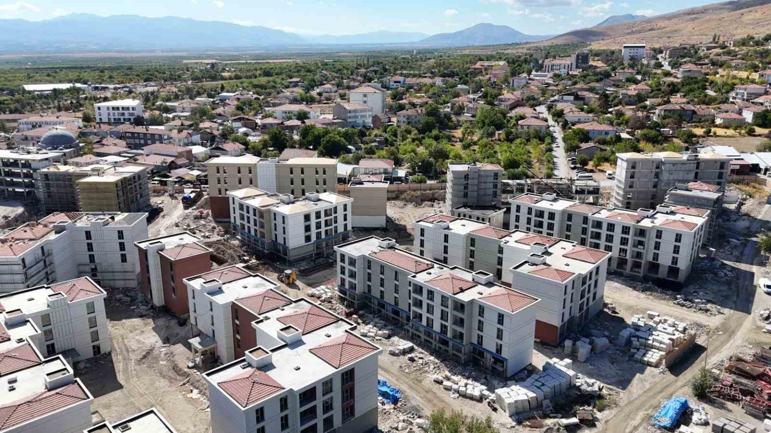 malatya-akcadagda-konut-ve-is-yeri-insaatlarinda-sona-gelindi