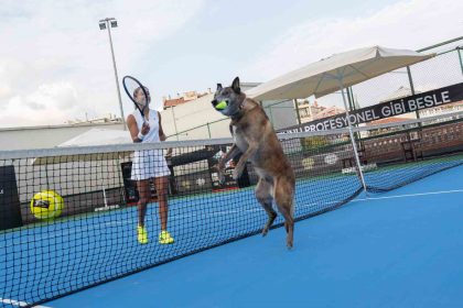 milli-tenisci-buyukakcay-patili-dostu-ile-tenis-oynadi