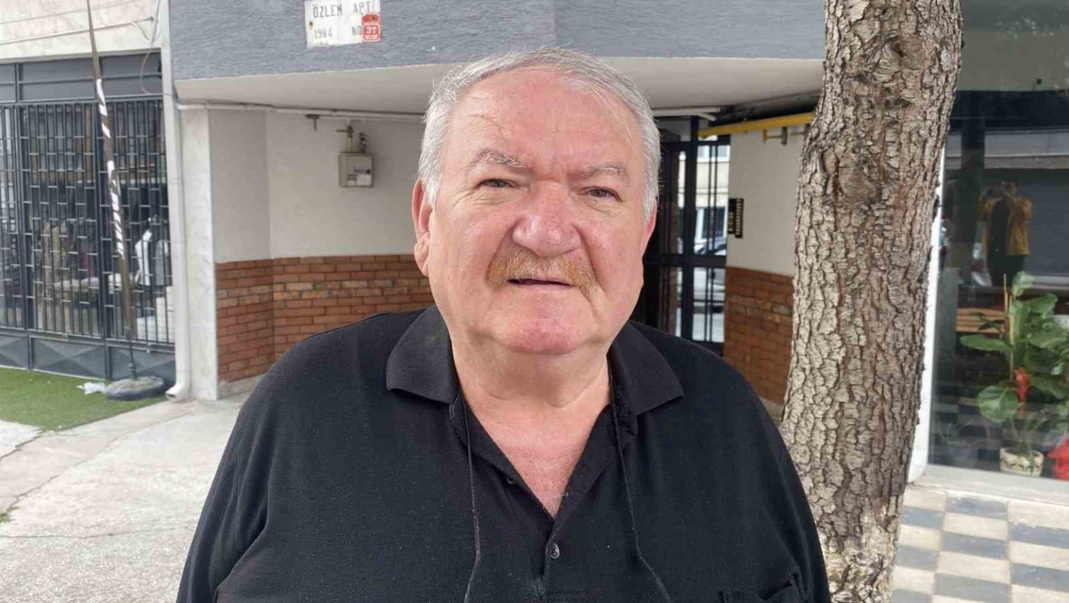 mustakil-evin-catisinda-gezen-tavus-kusu-ilginc-goruntu-olusturdu