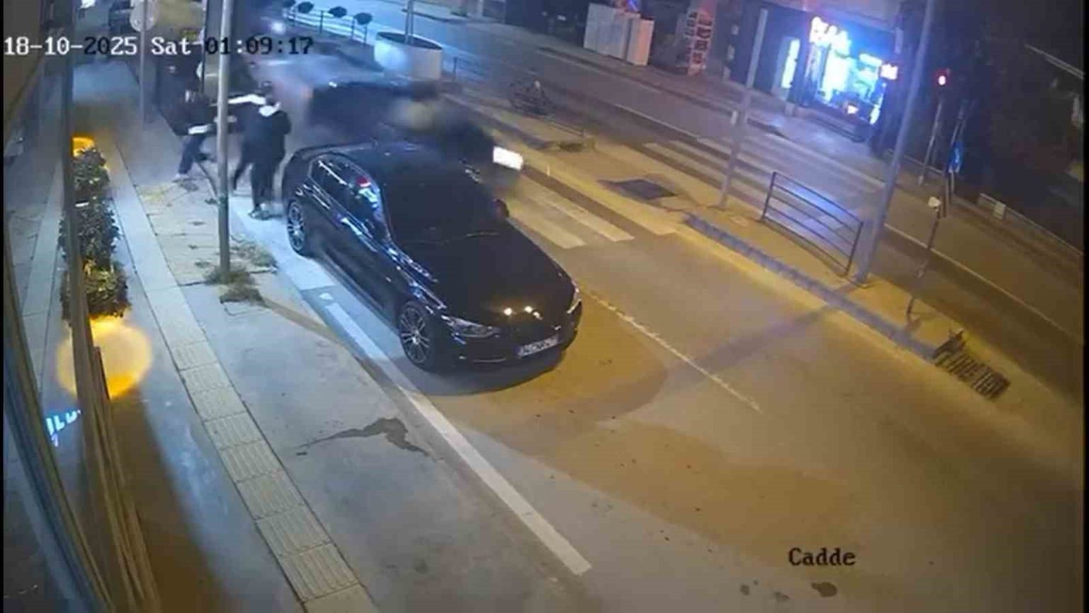 otomobil-park-halindeki-araca-carpti-yaya-gecidinden-gecerken-olumden-donduler