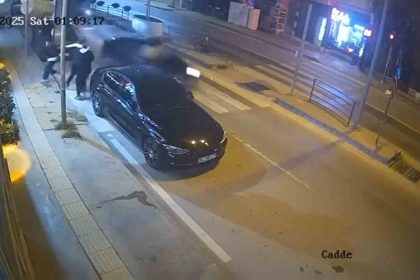 otomobil-park-halindeki-araca-carpti-yaya-gecidinden-gecerken-olumden-donduler