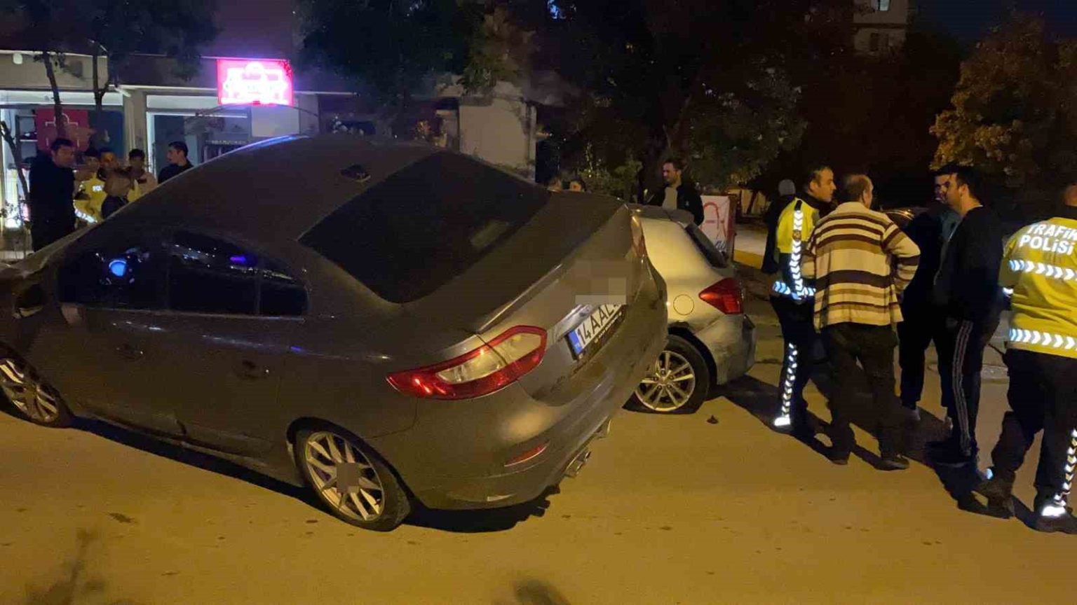 park-halindeki-2-araca-carpip-asili-kaldi-surucu-olay-yerinden-kacti