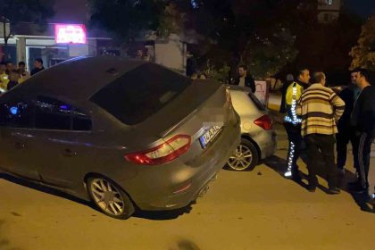 park-halindeki-2-araca-carpip-asili-kaldi-surucu-olay-yerinden-kacti