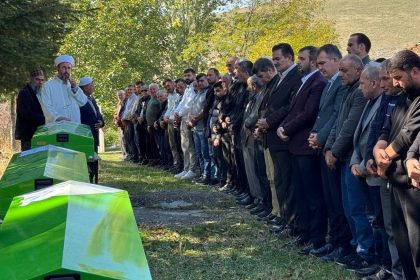 pazardan-mezara-3-kardes-ve-enisteleri-yan-yana-defnedildi