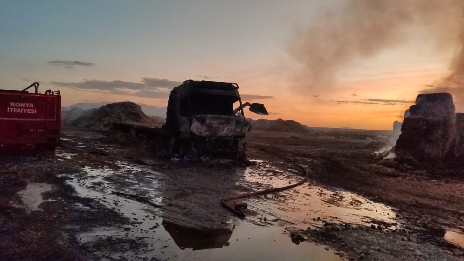 saman-balyasi-yuklu-tir-yandi-25-ton-balya-kul-oldu