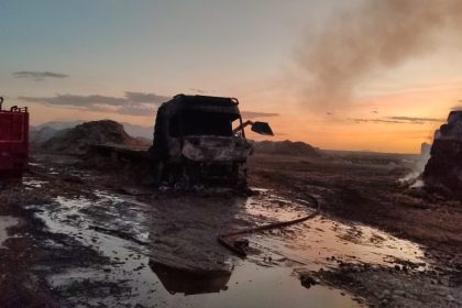 saman-balyasi-yuklu-tir-yandi-25-ton-balya-kul-oldu