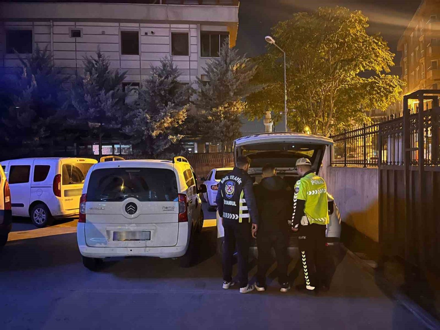 sancaktepede-yol-verme-kavgasinda-trafik-guvenligini-tehlikeye-dusuren-iki-surucu-yakalandi
