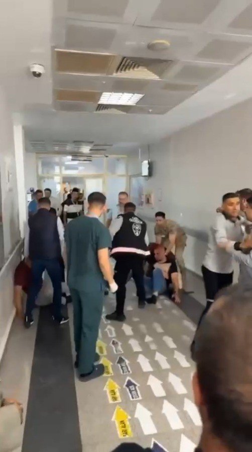 sanliurfada-hastane-acilinde-tekme-tokat-kavga-kamerada