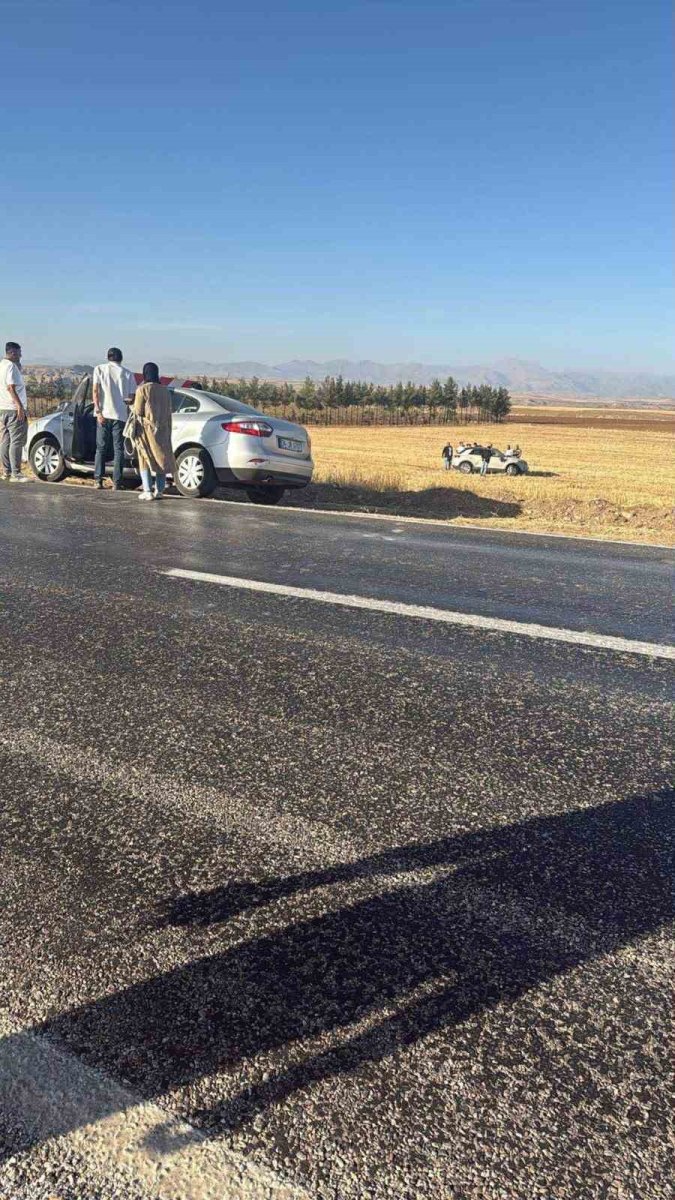 siirtte-otomobil-takla-atti-anne-ve-cocugu-yaralandi