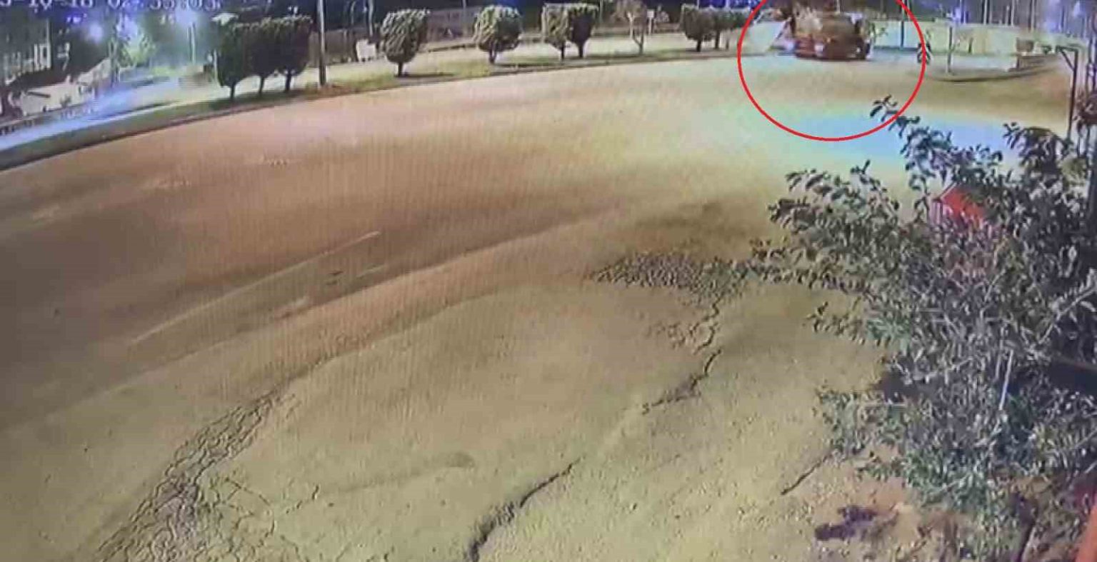 su-tankerine-carpan-kamyonetin-surucusunun-oldugu-kaza-ani-kamerada